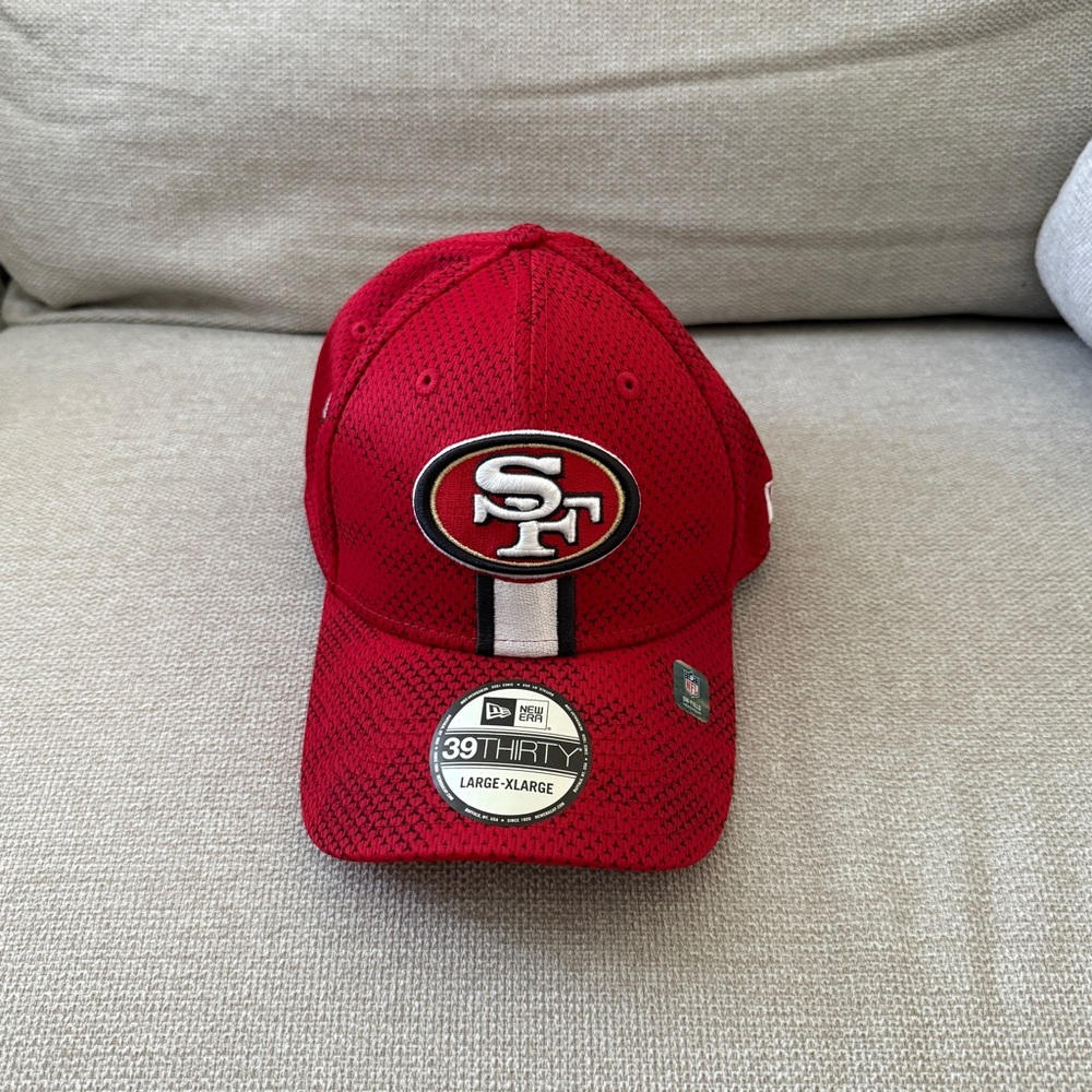 San Francisco 49ers 2024 Sideline 39THIRTY Stretch Fit hat.
